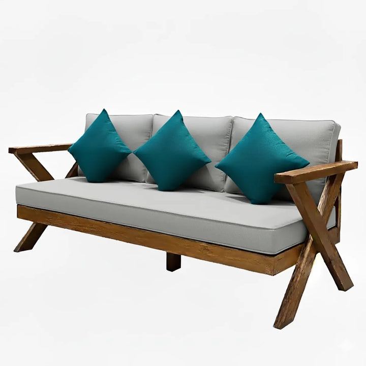 كرسي خشب سويدي ثلاثي بتصميم قاعدة X مع وسائد رمادي فاتح ومخدات فيروزية

