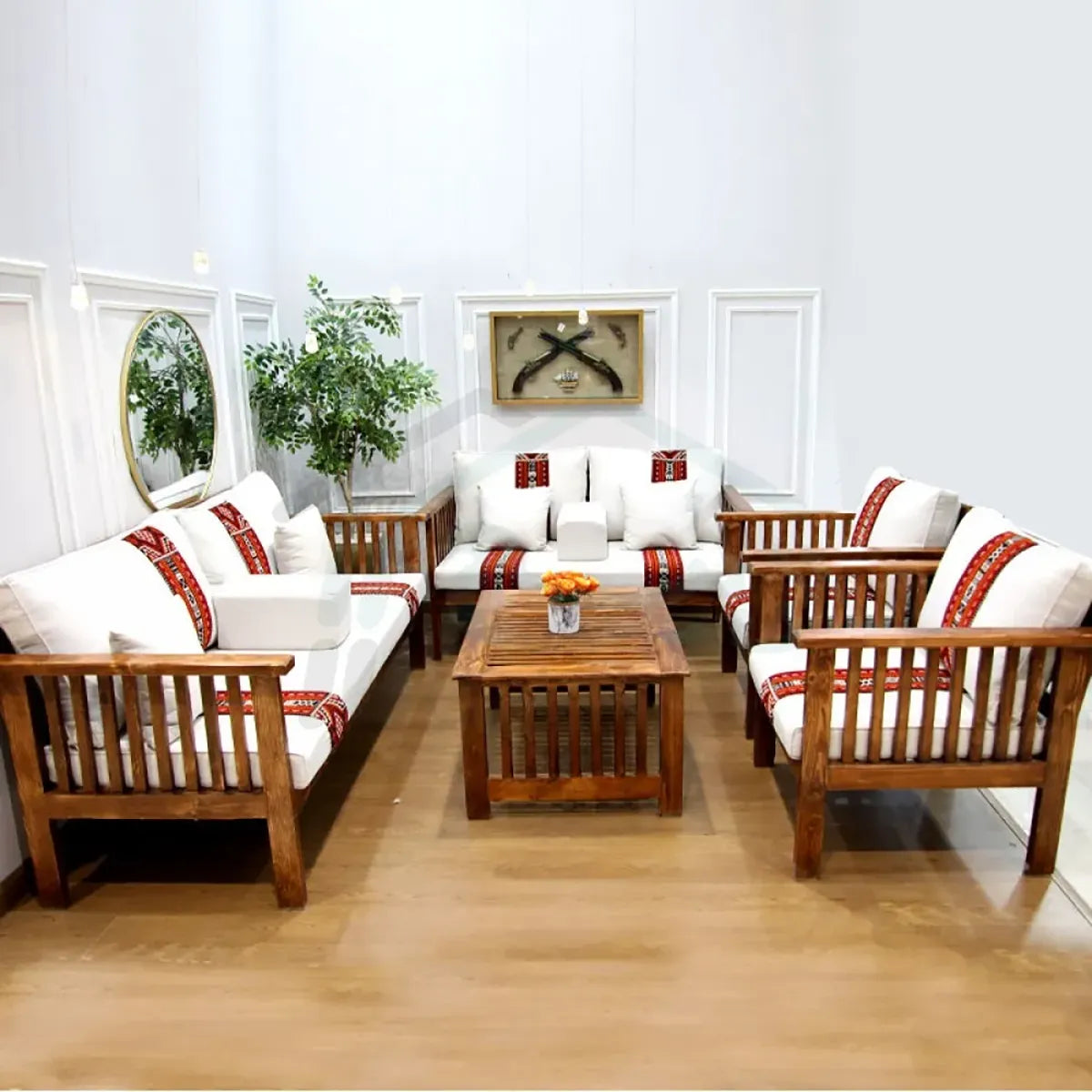 جلسة خارجية خشبية عصرية من 5 قطع بإطار خشبي ووسائد بيضاء مع تطريز أحمر
