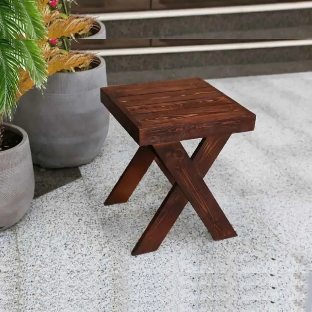 طاولة خدمة جانبية من الخشب السويدي بتصميم على شكل X باللون البني الداكن

