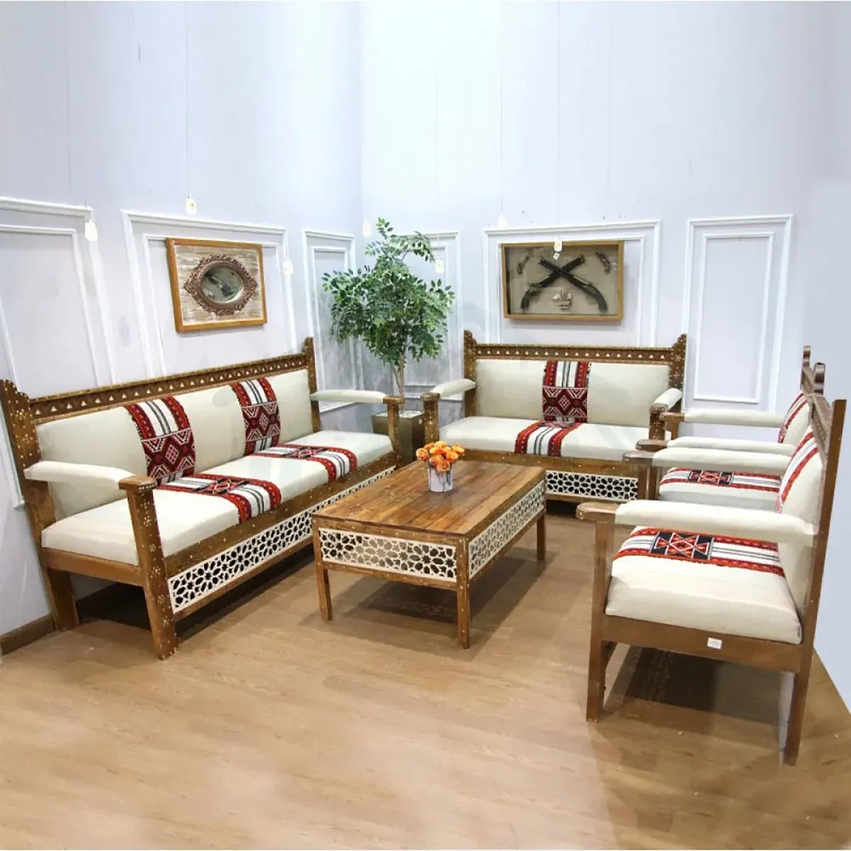 جلسة خارجية تراثية سعودية فاخرة من 5 قطع بإطار خشبي ونقوش تراثية ووسائد كريمية